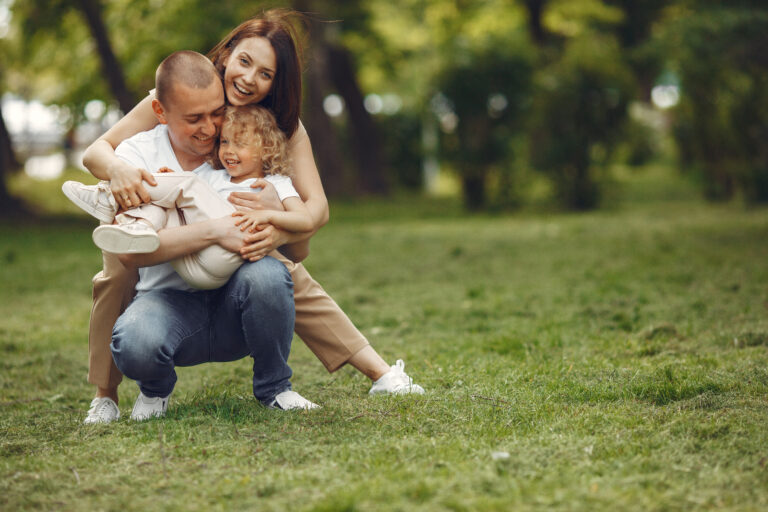 familia-brincando-gramado-terra-lider