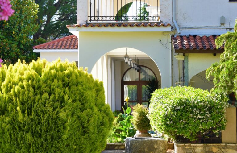 Terreno de esquina com jardim